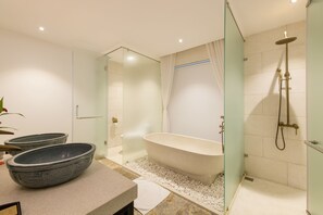 Phòng 3, quang cảnh vườn | Phòng tắm | Bồn tắm và buồng tắm vòi sen riêng, đồ dùng nhà tắm miễn phí 