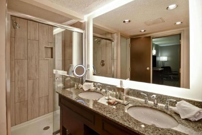 Artículos de tocador gratuitos, secador de pelo, toallas