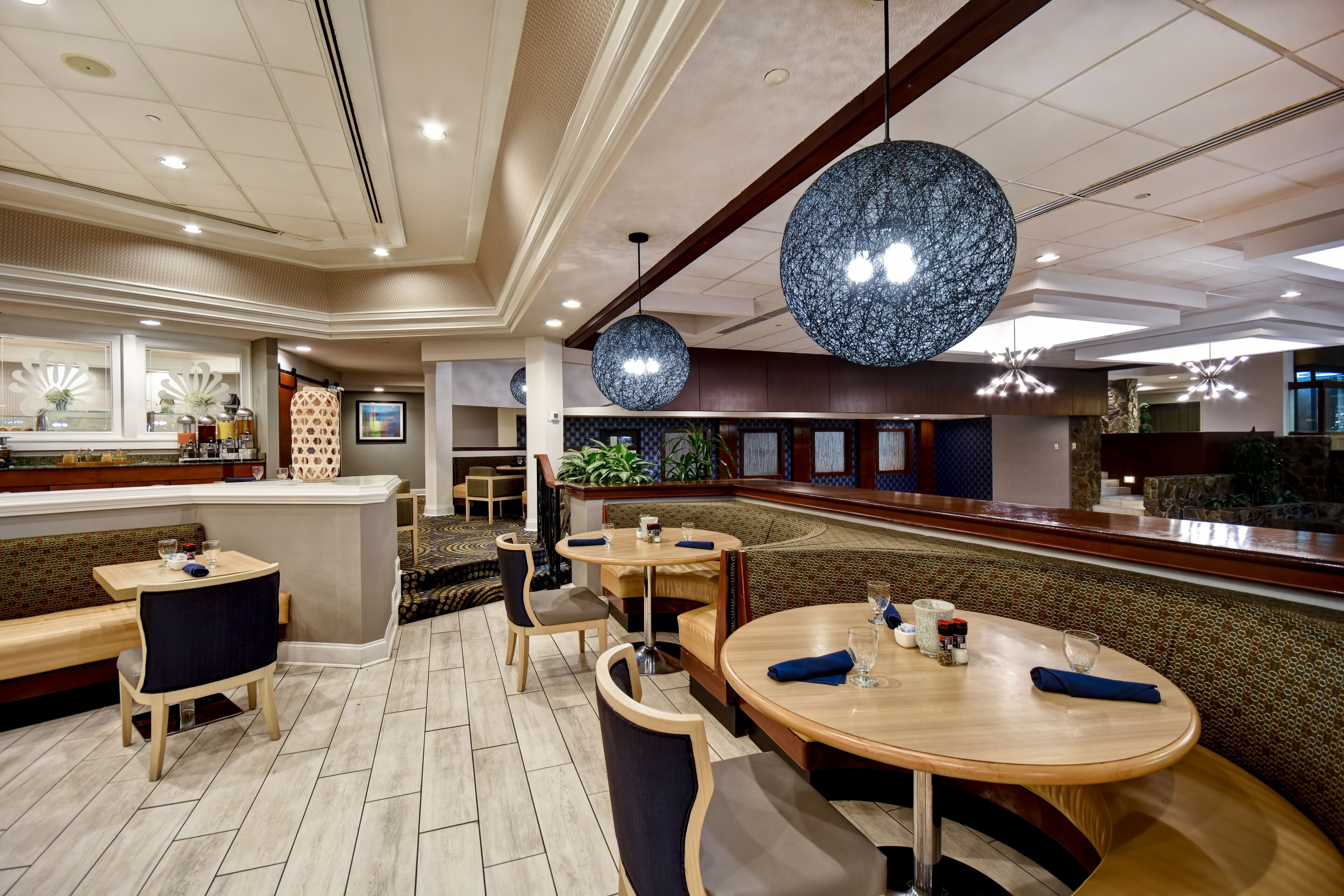 Se sirven desayunos, almuerzos y cenas; cocina americana