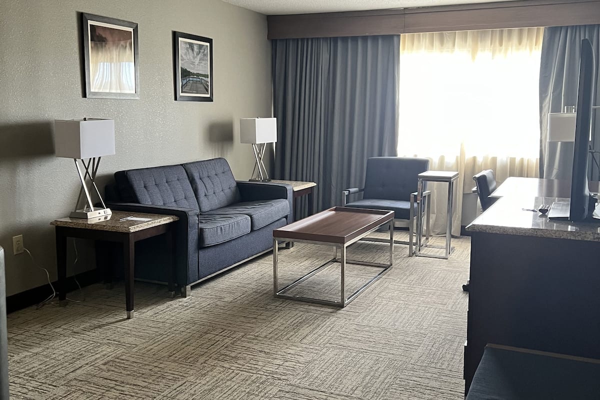 Selimut bulu angsa, brankas, meja kerja, dan ruang kerja ramah laptop