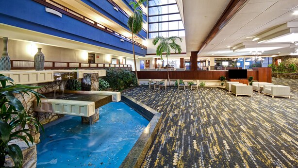 Amplio espacio interior con piscina, asientos y una recepción.