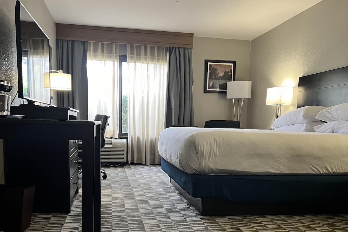 Selimut bulu angsa, brankas, meja kerja, dan ruang kerja ramah laptop