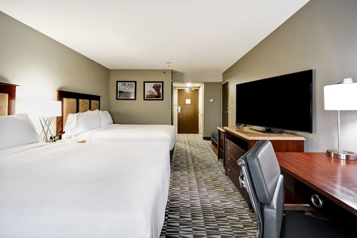 2 Queens nonsmoking | Down comforters, in-room safe, desk, laptop workspace