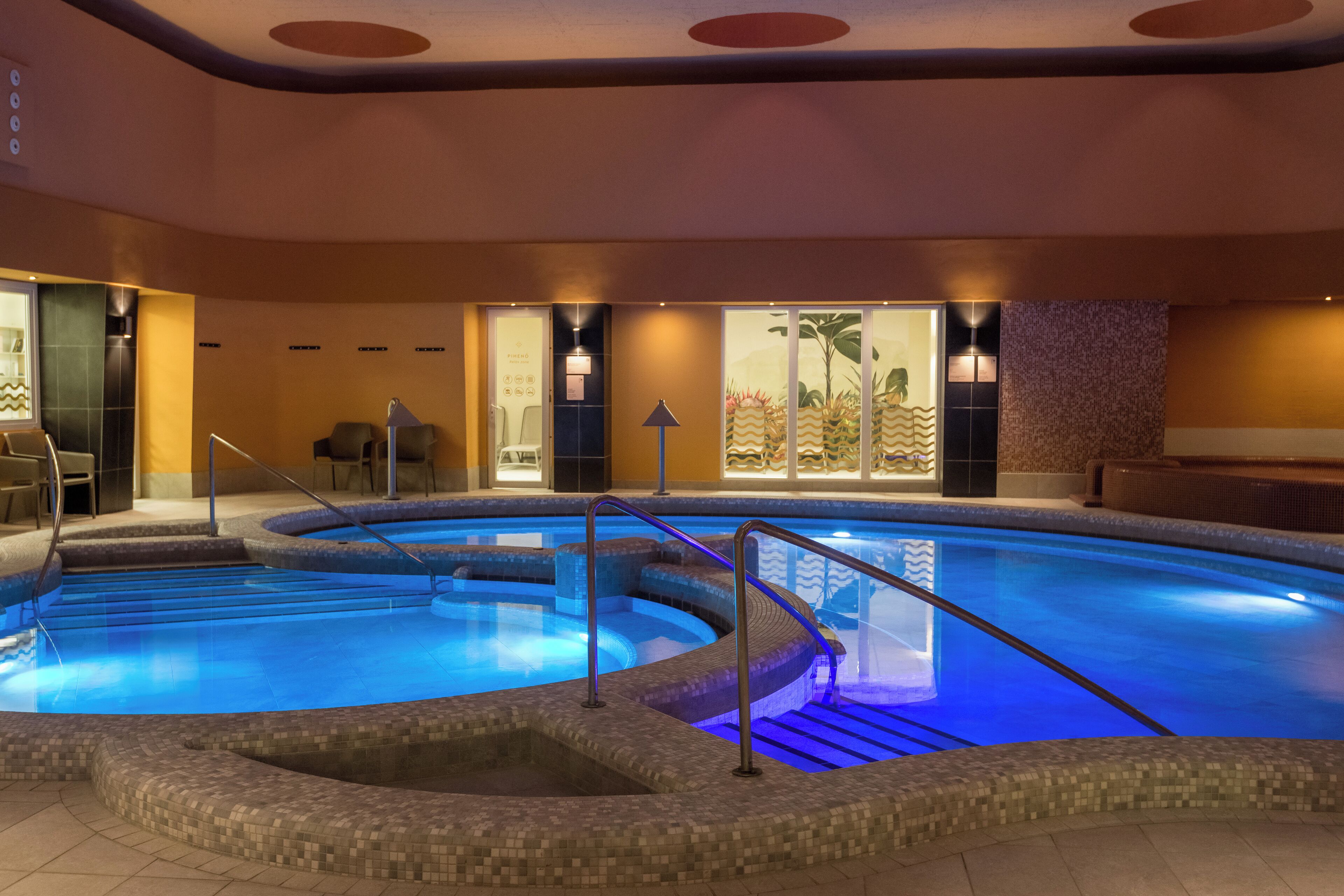 3 piscinas cubiertas, 3 piscinas al aire libre