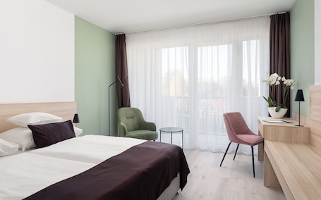 Superior Room | Minibar, in-room safe, free WiFi, bed sheets. Hunguest Hotel Flora