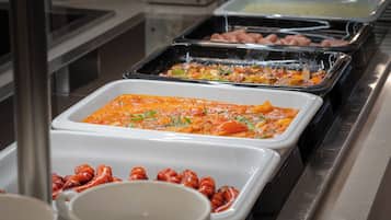 Se ofrece un desayuno bufé (13 EUR por persona)