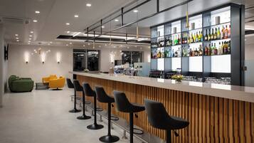 2 Bars/Lounges