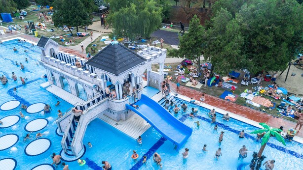A large swimming pool with multiple lanes and a castle-like structure. - Hunguest Hotel Flora (Eger)