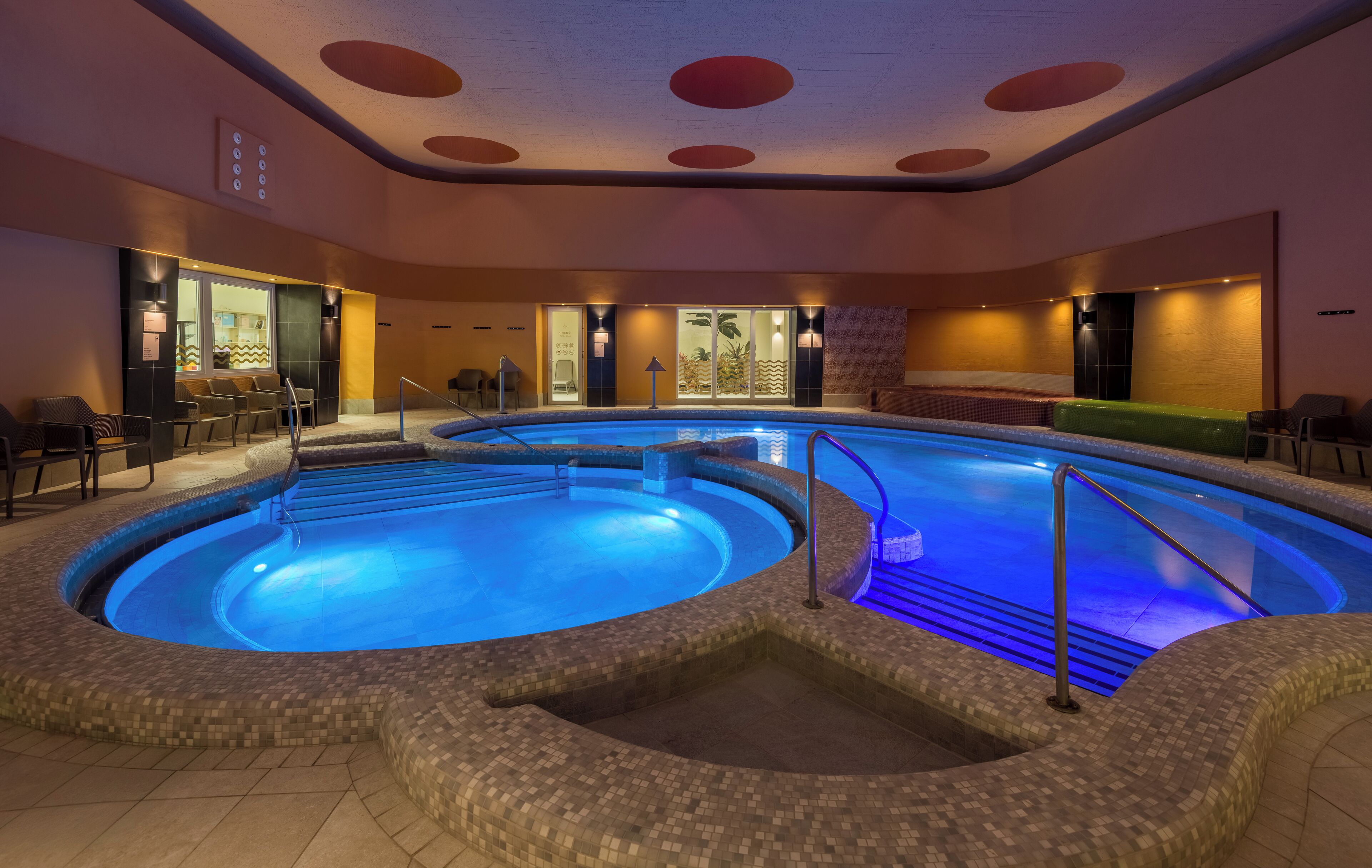 3 indoor pools, 3 outdoor pools, lifeguards on site