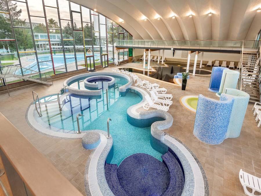 2 Innenpools, Außenpool, Liegestühle