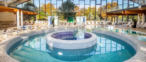2 piscines couvertes, piscine extérieure, chaises longues