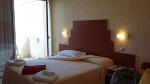 Triple Room | In-room safe, desk, soundproofing, free WiFi