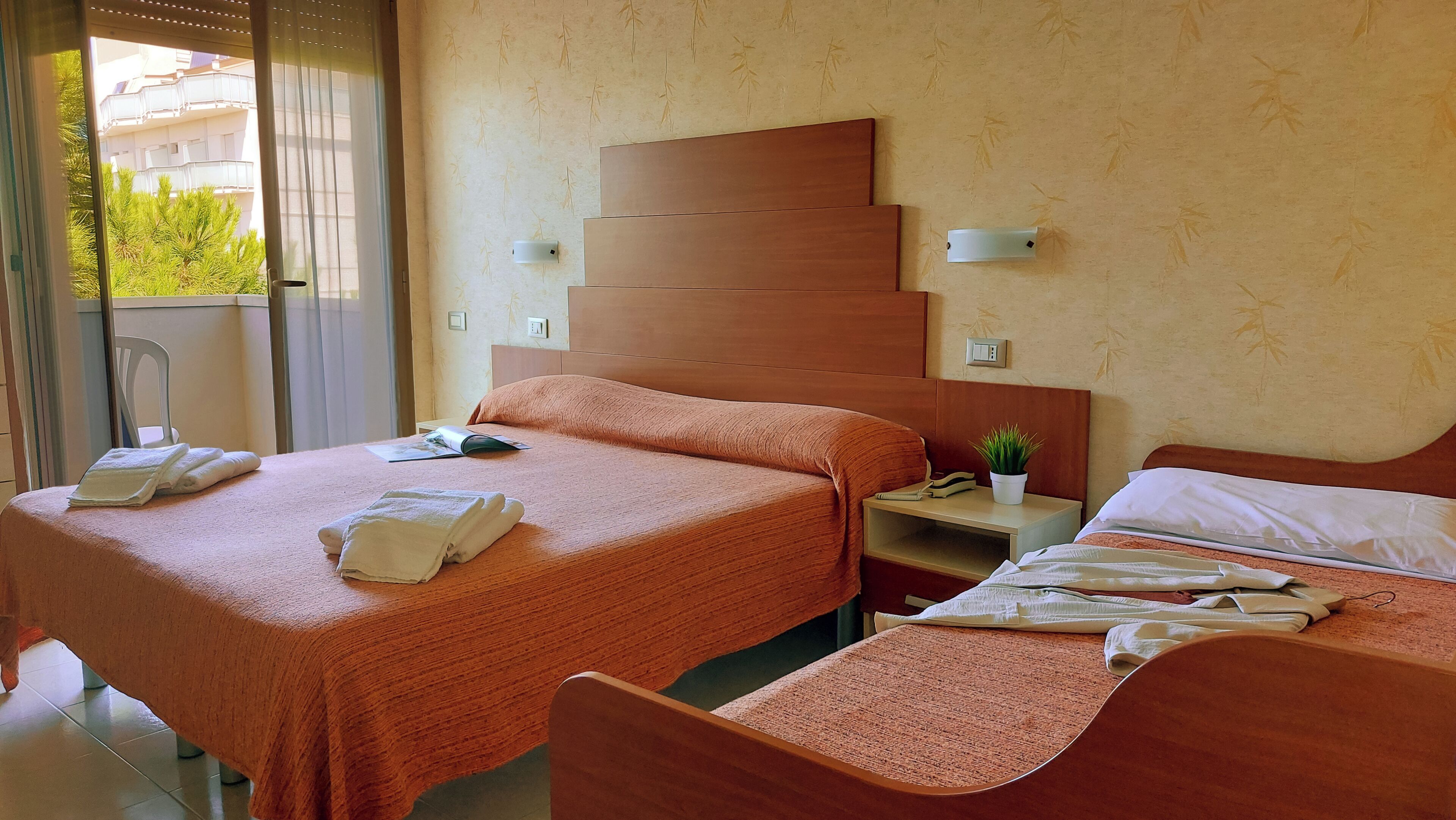 Triple Room | In-room safe, desk, soundproofing, free WiFi
