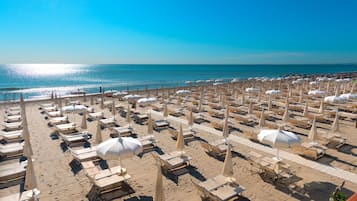 Playa privada en los alrededores, playa de arena blanca y camastros