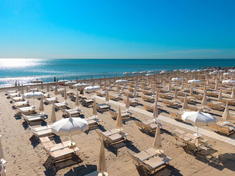 Privat strand i nærheten, hvit sand, solsenger og parasoller