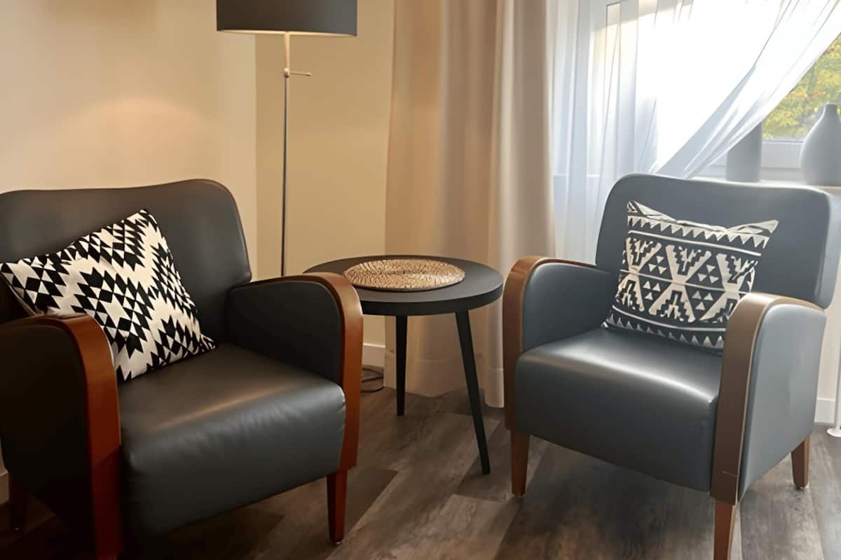 Superior tweepersoonskamer | Een minibar, een kluis op de kamer, een bureau, geluiddichte muren