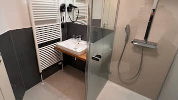 Een douche, gratis toiletartikelen, een haardroger, handdoeken