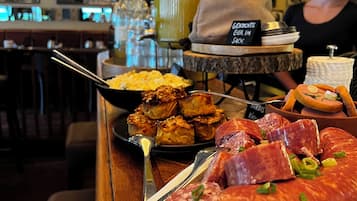 Se ofrece un desayuno bufé todos los días (por un coste adicional)