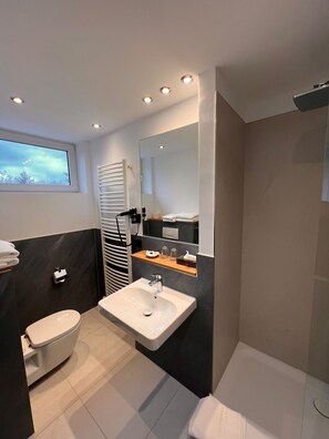 Superior Double Room | Bathroom | Shower, free toiletries, hair dryer, towels - Hotel-Restaurant Amadeus (Isernhagen)