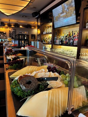 Daily buffet breakfast for a fee - Hotel-Restaurant Amadeus (Isernhagen)