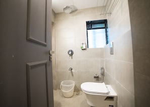 Ducha, artículos de tocador gratuitos, secador de pelo, toallas