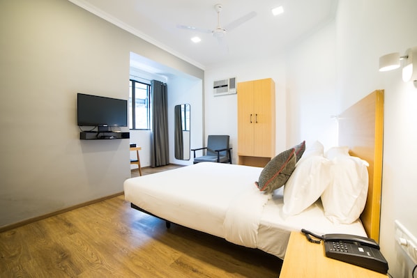 Cubrecamas, escritorio, cortinas blackout y sistema de insonorización