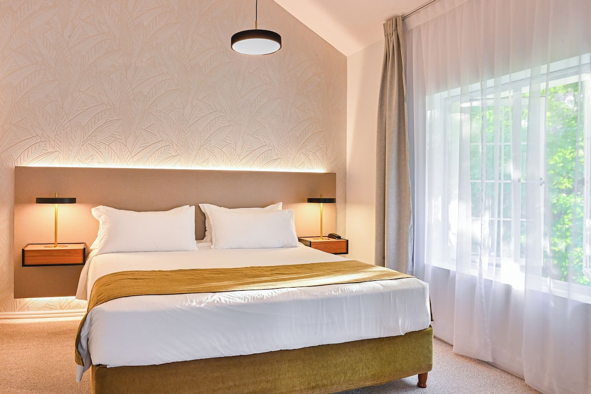 Phòng Suite Senior | Chăn bông, minibar, két bảo mật tại phòng, màn/rèm cản sáng