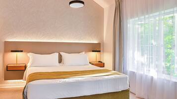 Senior suite | Donzen dekbedden, een minibar, een kluis op de kamer