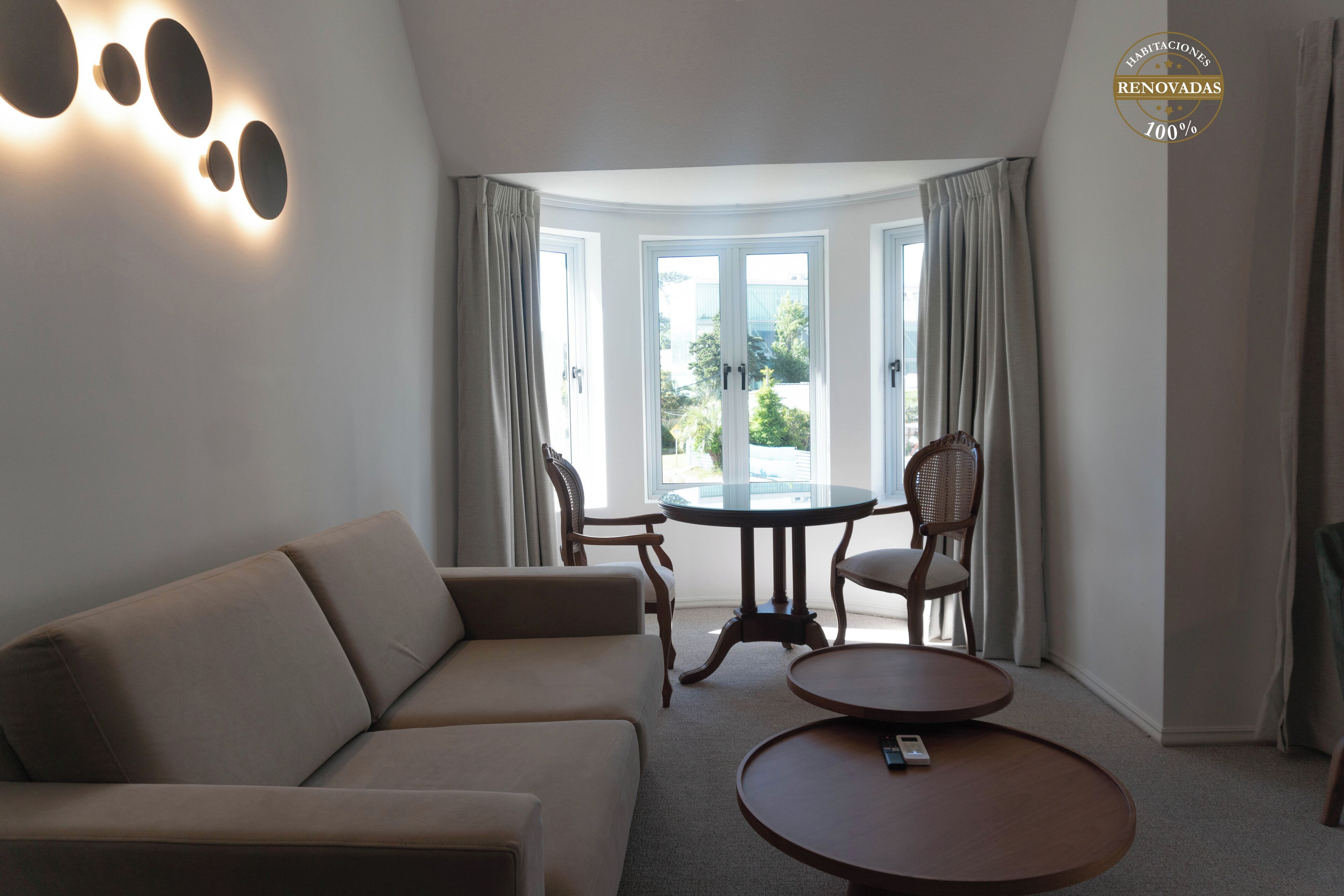 Senior-Suite | Daunenbettdecken, Minibar, Zimmersafe, Verdunkelungsvorhänge