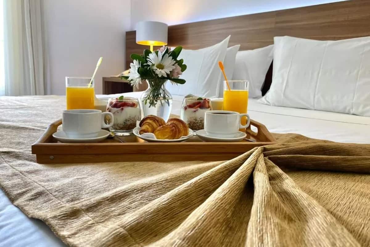 Superior kamer | Donzen dekbedden, een minibar, een kluis op de kamer