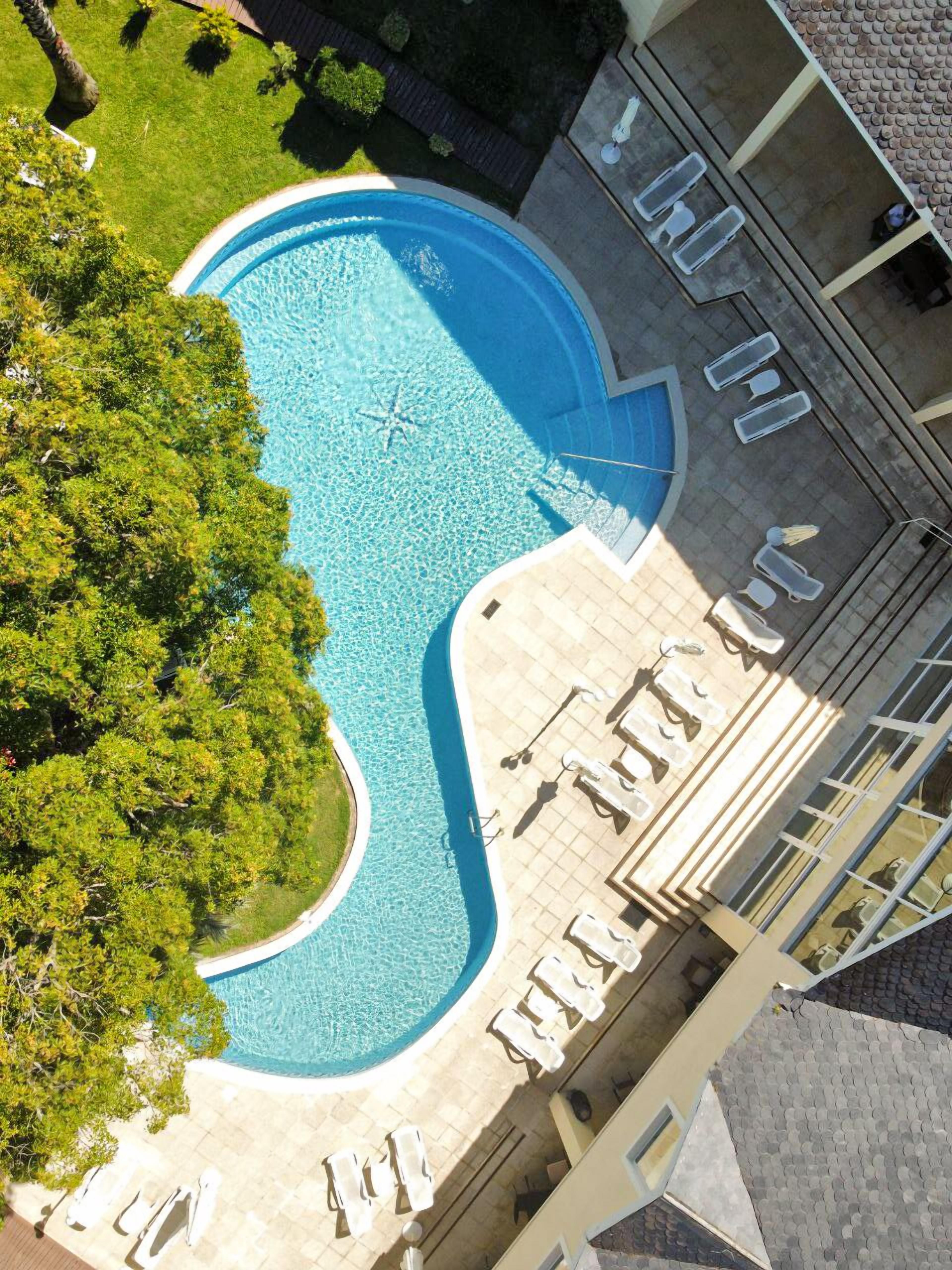 Alberca al aire libre, acceso de 09:00 a 20:00, y camastros 