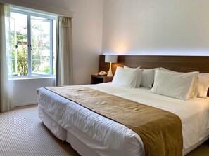 Habitación superior | Edredones de plumas, minibar, caja fuerte y cortinas opacas