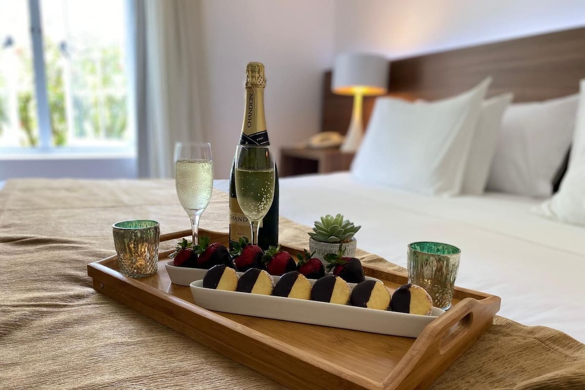 Donzen dekbedden, een minibar, een kluis op de kamer