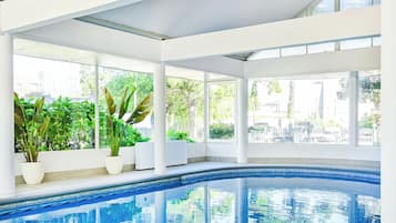 Hồ bơi ngoài trời, mở cửa từ 9:00 đến 20:00, ghế dài tắm nắng