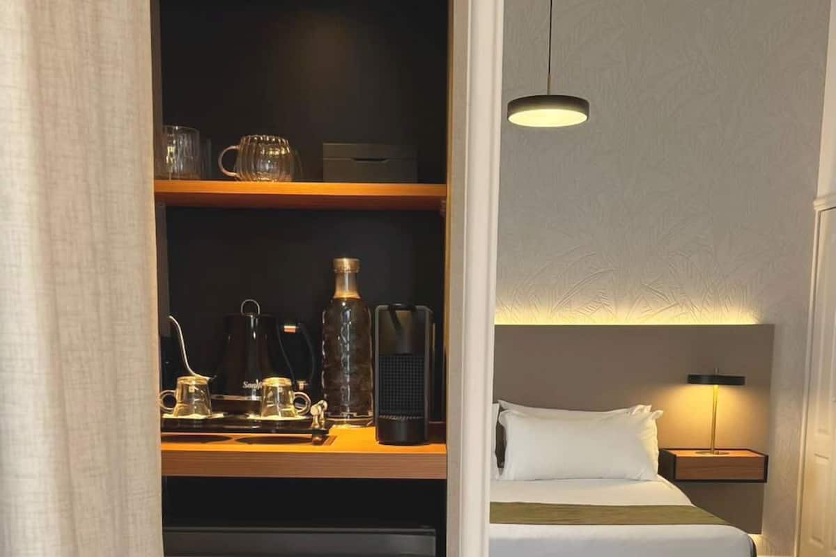 Senior Suite | Down comforters, minibar, in-room safe, blackout drapes