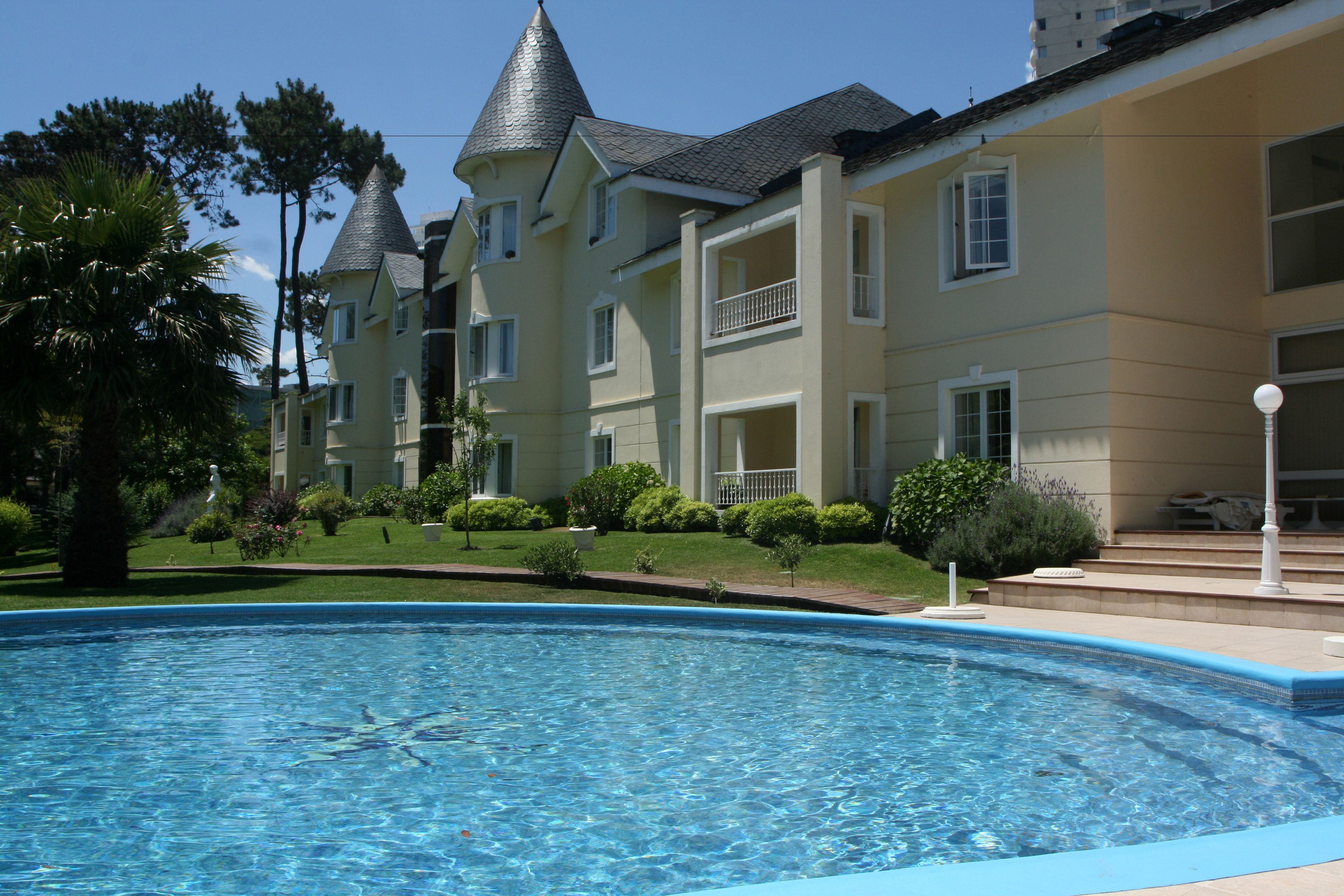 outdoor pool, open 9:00 am to 8:00 pm, pool loungers