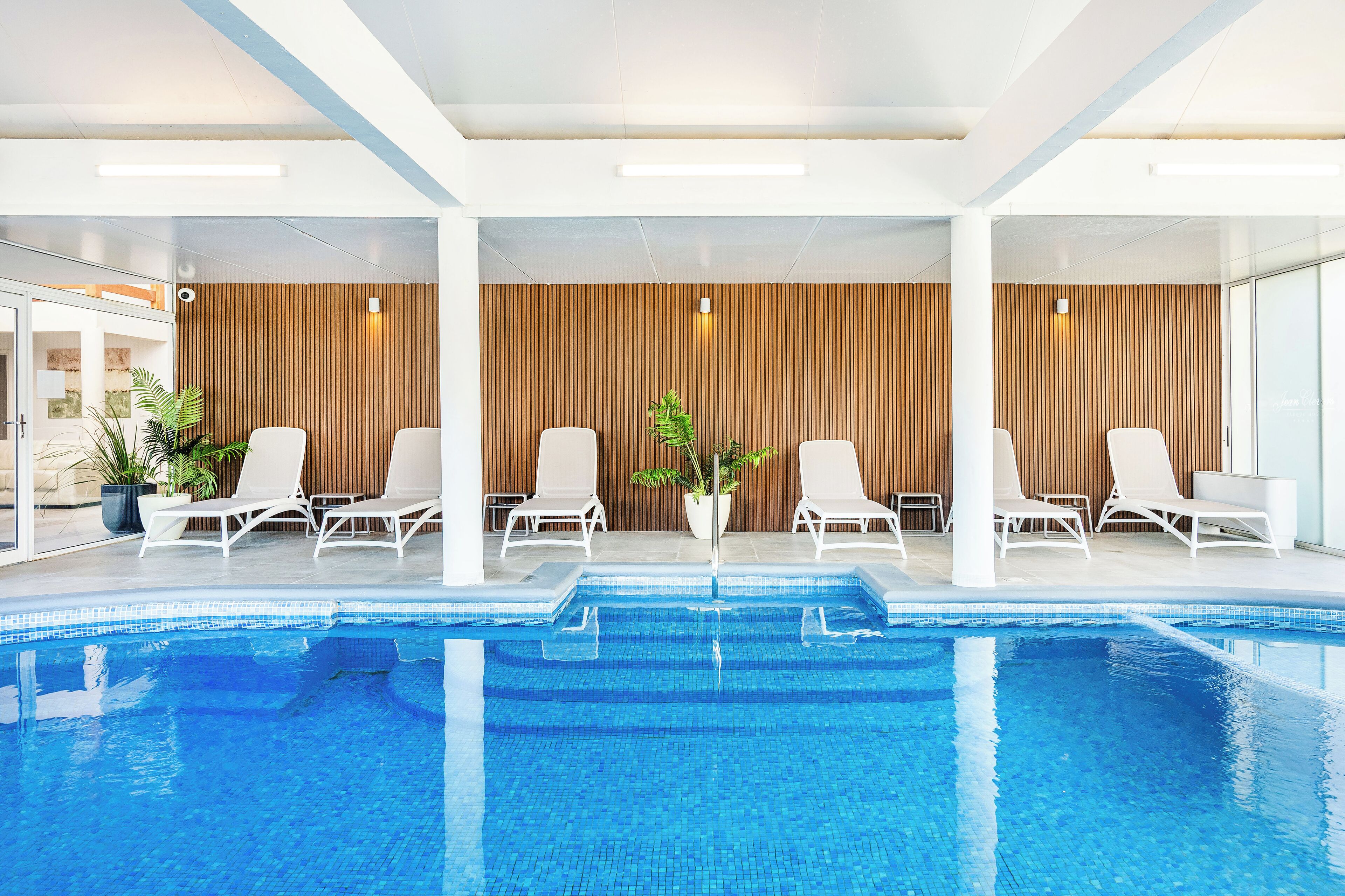 Udendørs pool, åben fra kl. 09.00 til kl. 20.00, liggestole