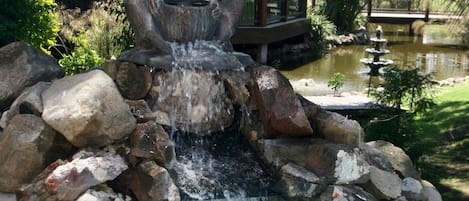 Una piscina al aire libre, sillones reclinables de piscina