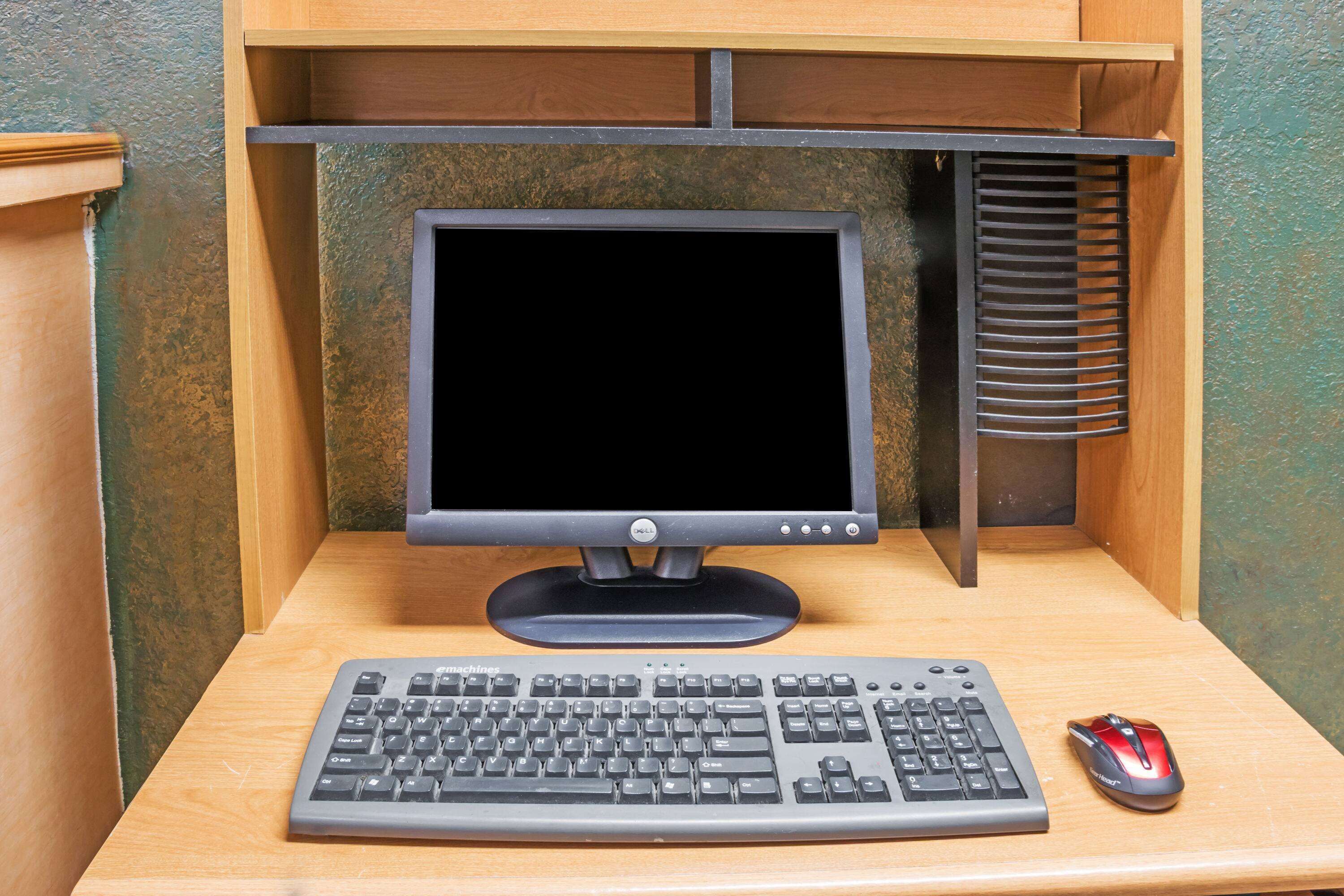 Un escritorio con un teclado, un ratón y un monitor.