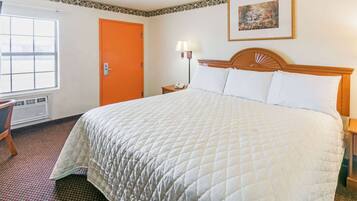 Escritorio, espacio para trabajar con laptop y cortinas blackout