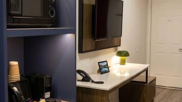 Escritorio, espacio para trabajar con laptop y wifi gratis