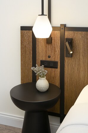 Deluxe Room, 1 King Bed, Non Smoking | Desk, laptop workspace, free WiFi, bed sheets - The Woodrose (Willits)