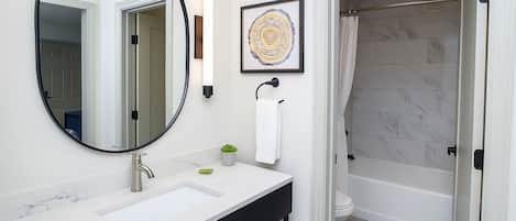 Deluxe Room, 2 Queen Beds, Non Smoking | Bathroom | Combined shower/bathtub