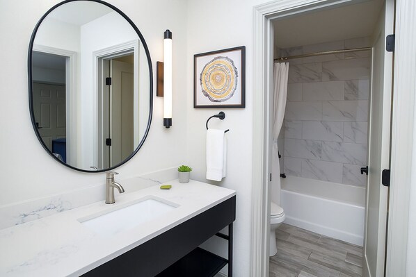 Deluxe Room, 2 Queen Beds, Non Smoking | Bathroom | Combined shower/tub - The Woodrose (Willits)