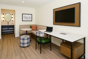 Desk, laptop workspace, free WiFi, bed sheets - The Woodrose (Willits)