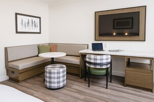 Escritorio, espacio para trabajar con laptop y wifi gratis 