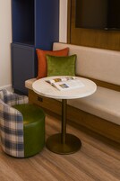 Escritorio, espacio para trabajar con laptop y wifi gratis 