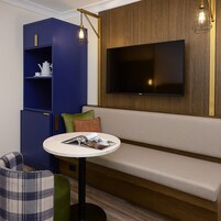 Escritorio, espacio para trabajar con laptop y wifi gratis 