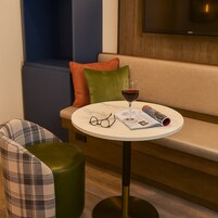 华丽客房, 1 张特大床, 无烟房 | 办公桌、笔记本电脑工作区、免费 WiFi、床单