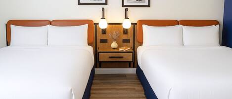 Een bureau, een laptopwerkplek, gratis wifi, beddengoed